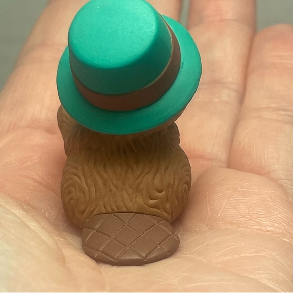 BNWT Vintage Hallmark Merry Miniature Pilgram Beaver Biting An Apple - Picture 9 of 12